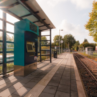 Fahrausweisautomat am Bahnsteig 